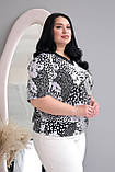 Комфортна еластична літня блузка зі стильним принтом та декором великих розмірів 56-60 чорно-біла (леопард), фото 3