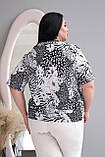 Комфортна еластична літня блузка зі стильним принтом та декором великих розмірів 56-60 чорно-біла (леопард), фото 4