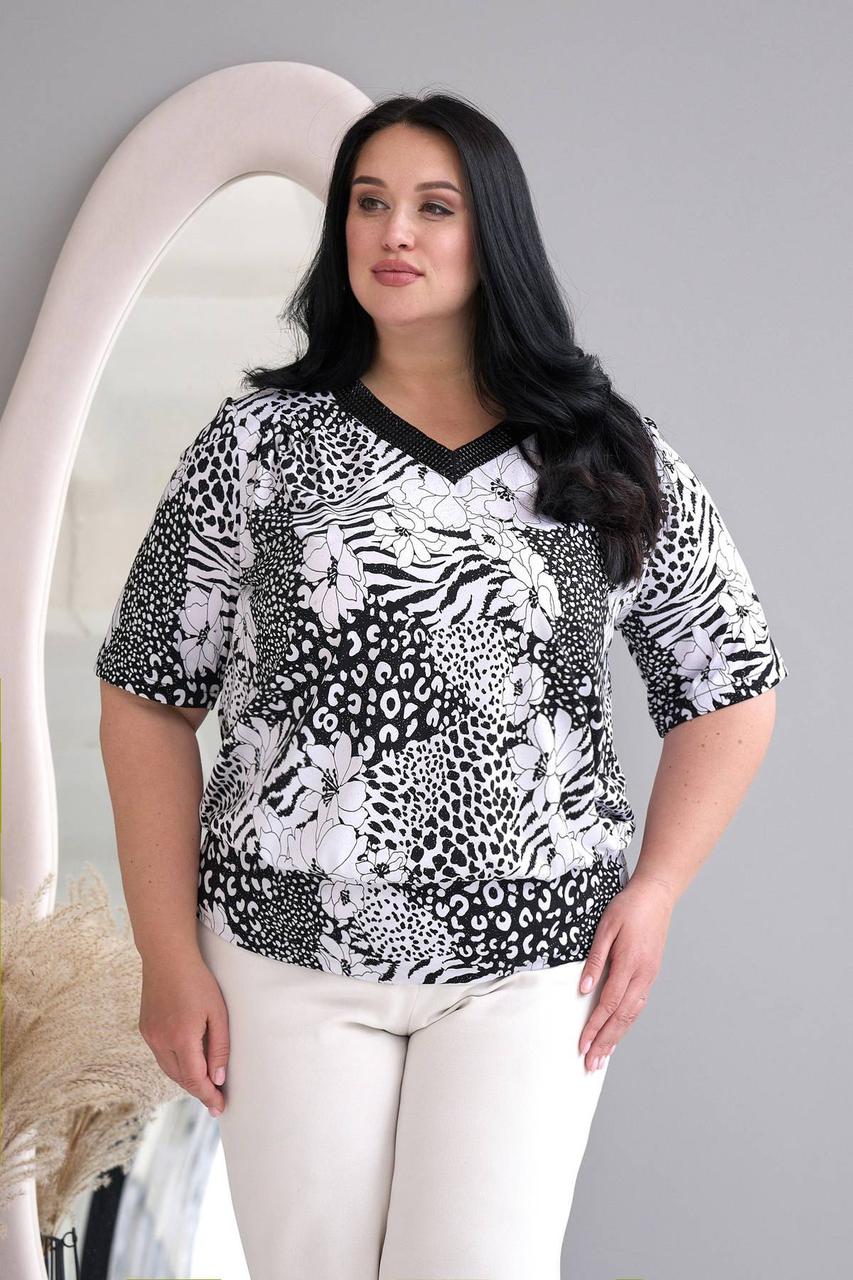 Комфортна еластична літня блузка зі стильним принтом та декором великих розмірів 56-60 чорно-біла (леопард), фото 1