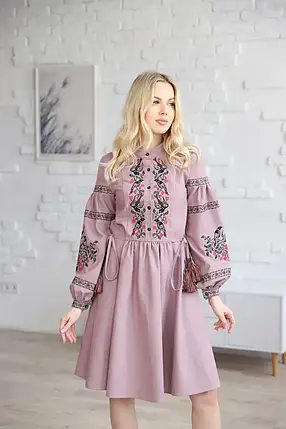 Рожева сукня вишиванка з вишивкою птахів і орнаментом чорного і червоного кольору міді, фото 3
