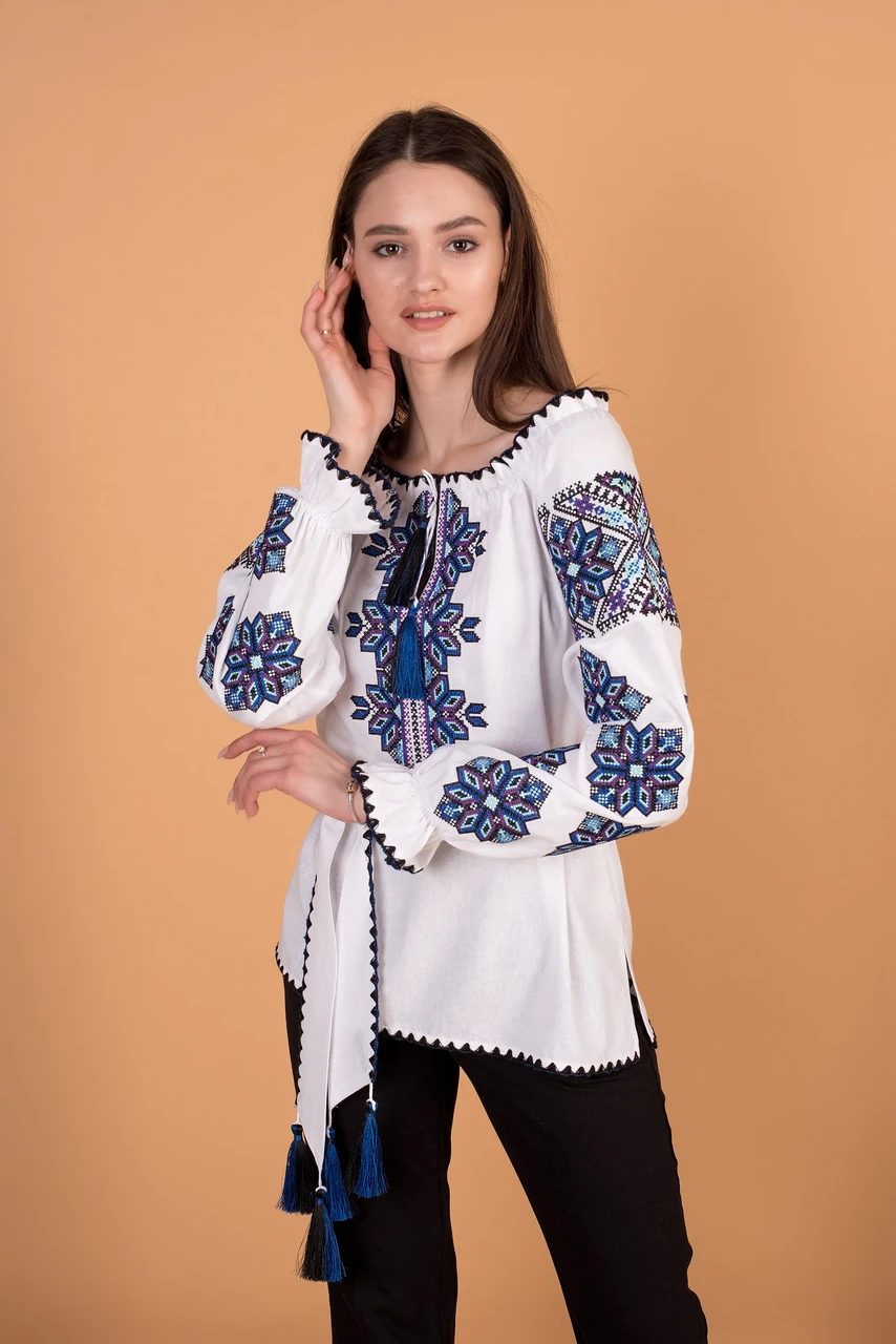 ΠΡΠ½ΠΎΡΠ° Π²ΠΈΡΠΈΠ²Π°Π½ΠΊΠ° Π· Π²ΠΈΡΠΈΠ²ΠΊΠΎΡ Ρ
ΡΠ΅ΡΡΠΈΠΊΠΎΠΌ Π±ΡΠ»Π° Π· ΡΠΈΠ½ΡΠΎ-Π±Π»Π°ΠΊΠΈΡΠ½ΠΈΠΌ ΠΎΡΠ½Π°ΠΌΠ΅Π½ΡΠΎΠΌ Π½Π° ΡΡΠΊΠ°Π²Π°Ρ
Ρ Π³ΡΡΠ΄ΡΡ
Π· ΠΊΠΈΡΠΈΡΡΠΌΠΈ