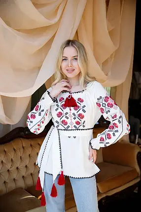 Світла вишиванка жіноча з червоним орнаментом хрестиком та китицями етностиль з поясом українська сорочка, фото 1