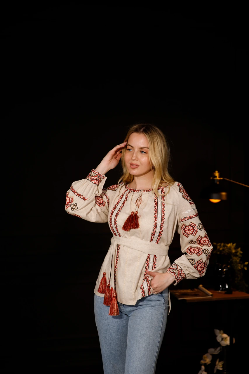 Вишиванка жіноча з пояском у стилі етно з бежевої тканини з червоною машинною вишивкою хрестиком