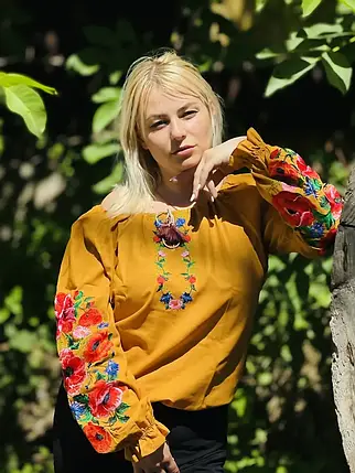 Жіноча вишиванка гірчичного кольору з гладдю з маками волошками і ромашками вишивка на рукавах, фото 1