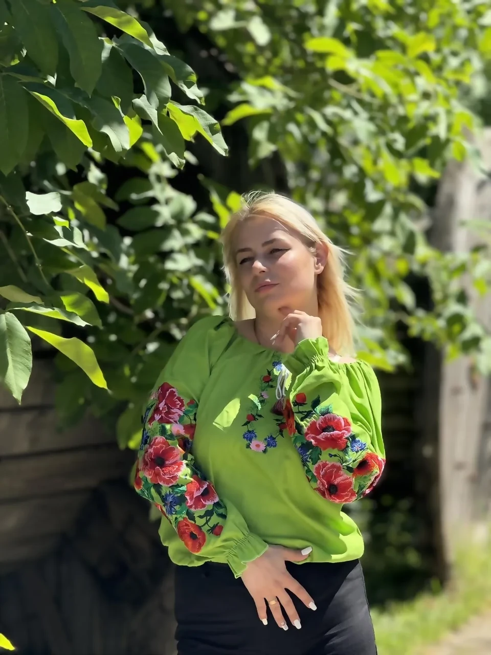 Яскрава жіноча вишиванка, Жіночі вишиванки зелені, Машинна вишивка маки, Вишиванки оптом