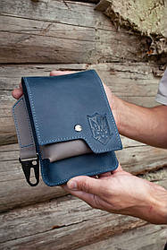 Чоловіча поясна шкіряна сумка з карабіном синя з сірим з Тризубом | ремінь через плече опціонально