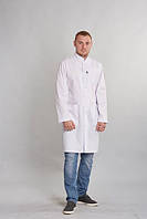 Белый мужской медицинский халат на кнопках и с воротником стойкой.