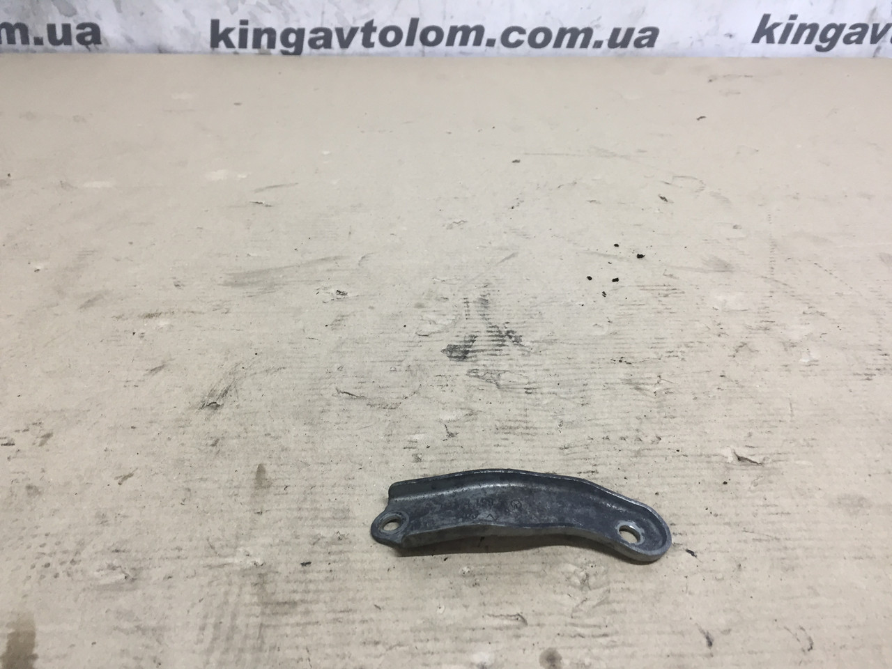 Кронштейн Mercedes W212 E-class A6511416540