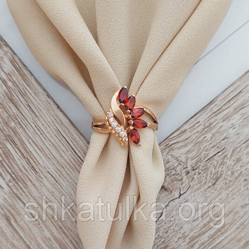 Каблучка золота з овальними гранатом і білими круглими фіанітами 3.25, фото 1