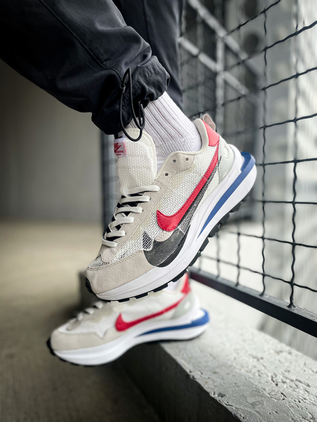 Sacai Nike Vaporwaffle Sport Fuchsia