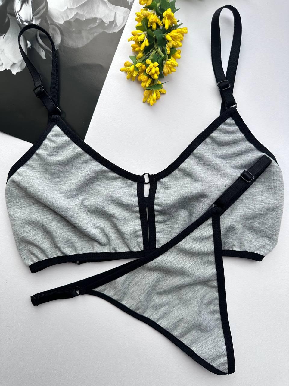 Комплект спідньої білизни сірий, топ і трусики.