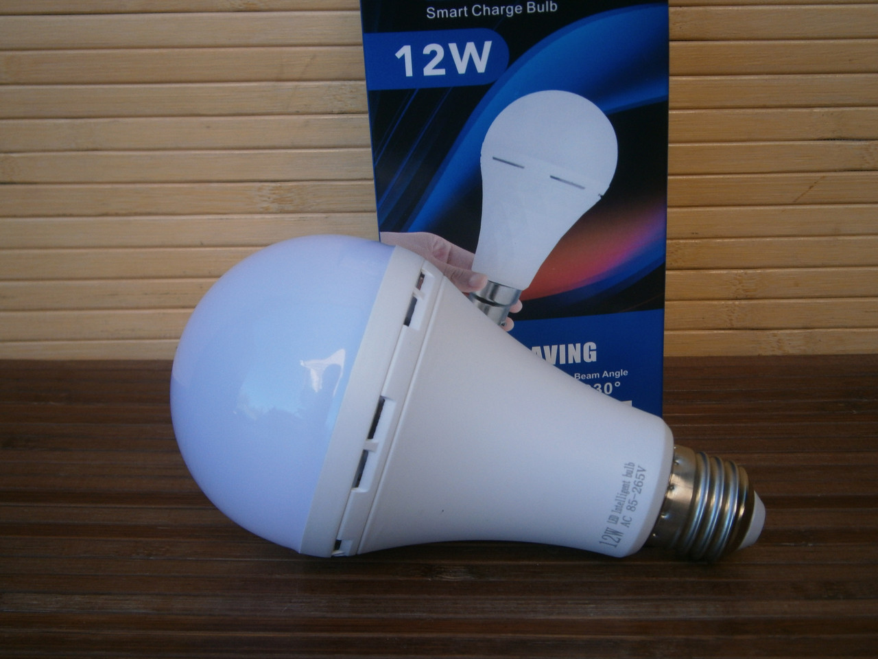 Лампочка світлодіодна аварійна LED 12W  220В цоколь Е-27 з вбудованим акумулятором