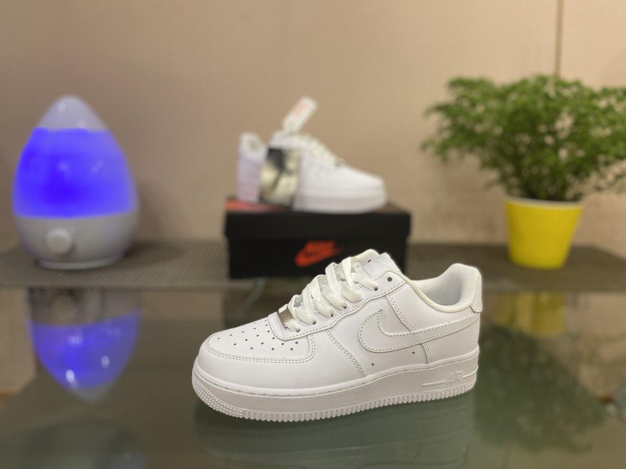 Чоловічі кросівки Nike Air Force White (білі) низькі стильні кросівки D261 Найк vkross