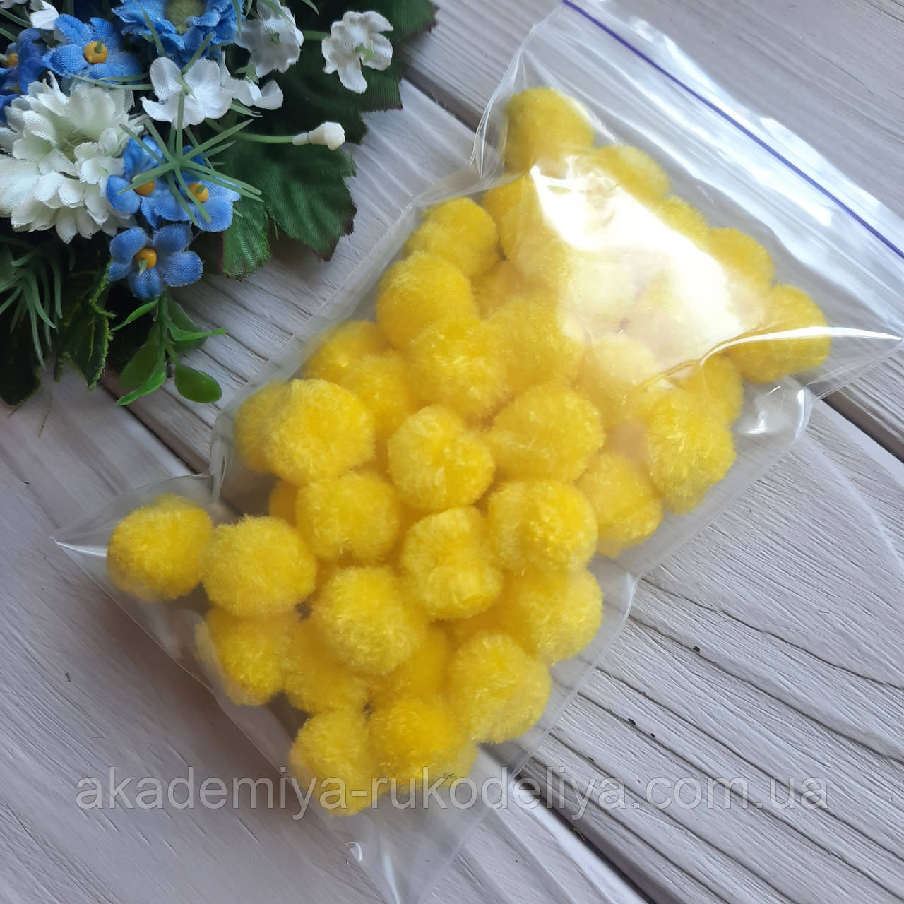 Помпони — кульки жовті. D - 1.5 см, 50 шт