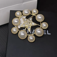 Брошка лого з камінням і перлами, позолота 18 К