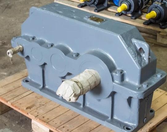 Редуктор 1Ц3У-200-63 циліндричний триступінчатий