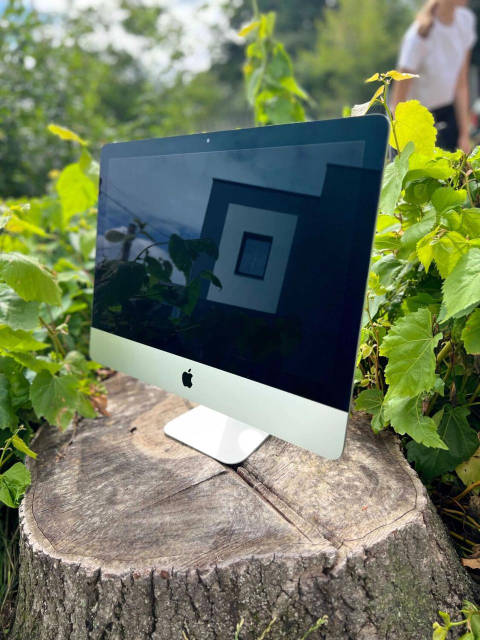 Apple iMac ホワイトモデル 24インチiMac [整備済製品] 8コアCPUと8コアGPUを搭載したApple