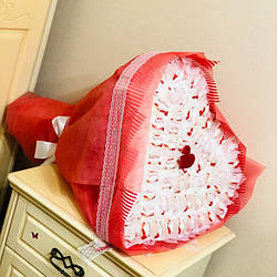 Букет з цукерок Рафаелло Raffaello (105 шт.) у формі серця в руку червоний