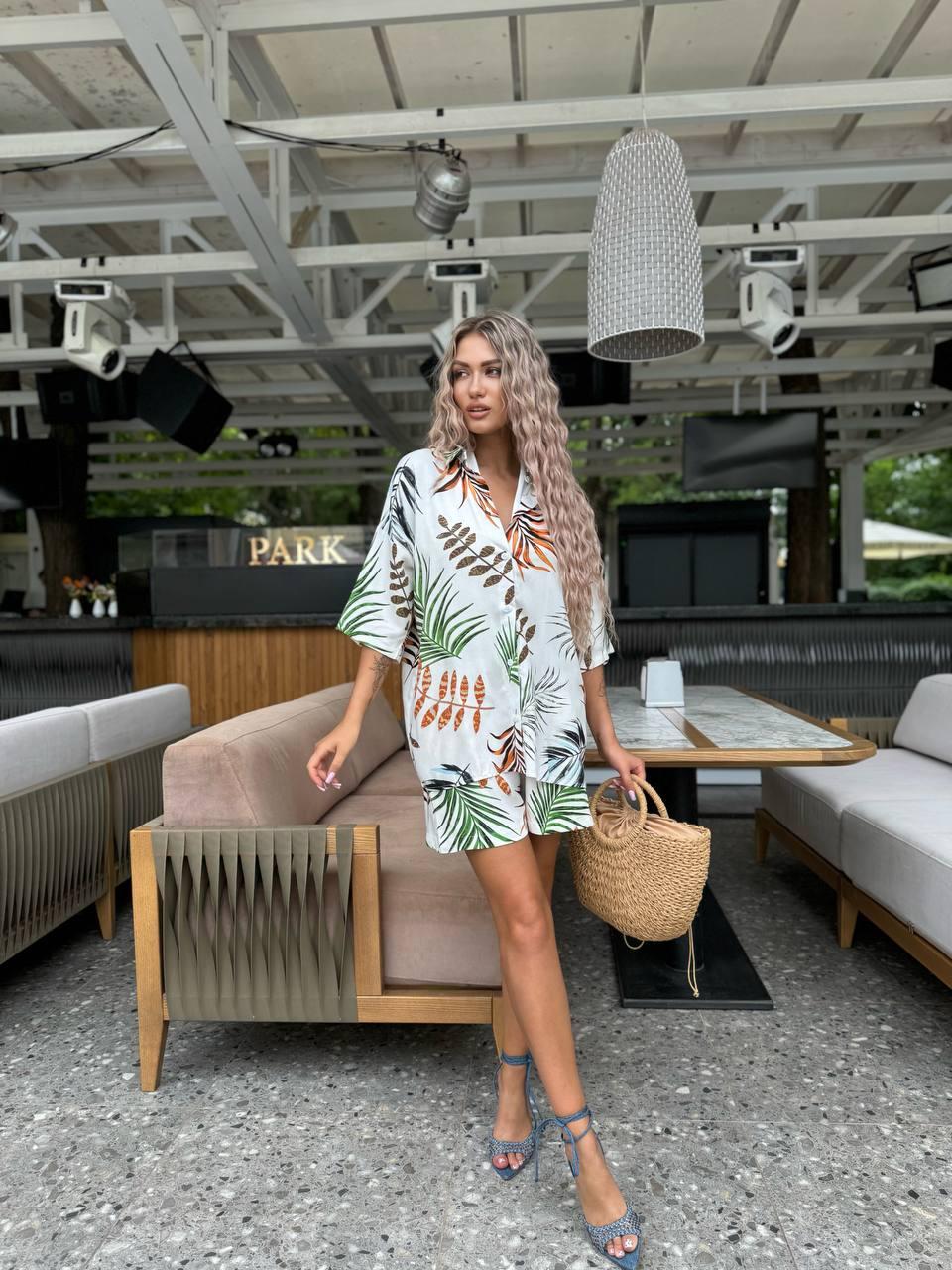Жіночий літній костюм "Зебра" двійка - сорочка і шорти (Розміри 42,44,46), Білий з тропічним листям, фото 1
