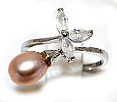 Кільце під срібло з пудровою перлиною і фіанітами. Є: 17р 18р 19р