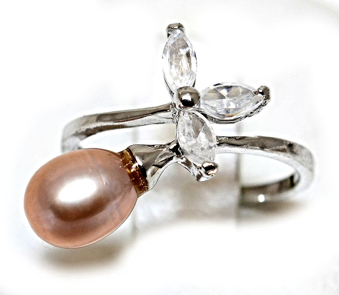 Кільце під срібло з пудровою перлиною і фіанітами. Є: 17р 18р 19р