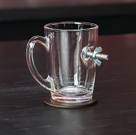 Чашка з болтом, болт у чашці