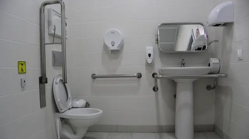 Поручні, тримачі, опори для ванних кімнат