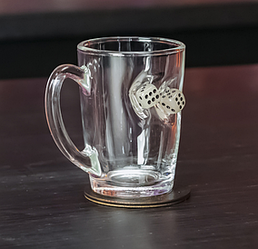 Чашка  з кубиками, кубики в чашці