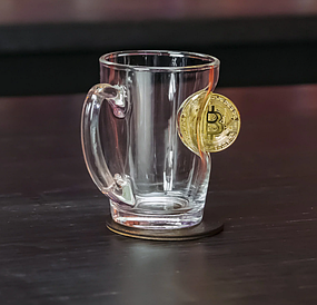 Чашка з біткоїном, біткоїн у чашці