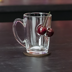 Чашка з Вишнями, вишні у чашці