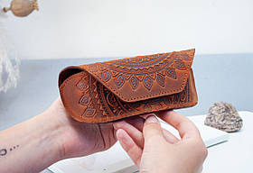 Футляр для окулярів шкіряний рудо-коричневий з орнаментом Сонечко | очешник шкіра