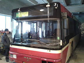 Замена лобового стекла на автобусе MAN 223