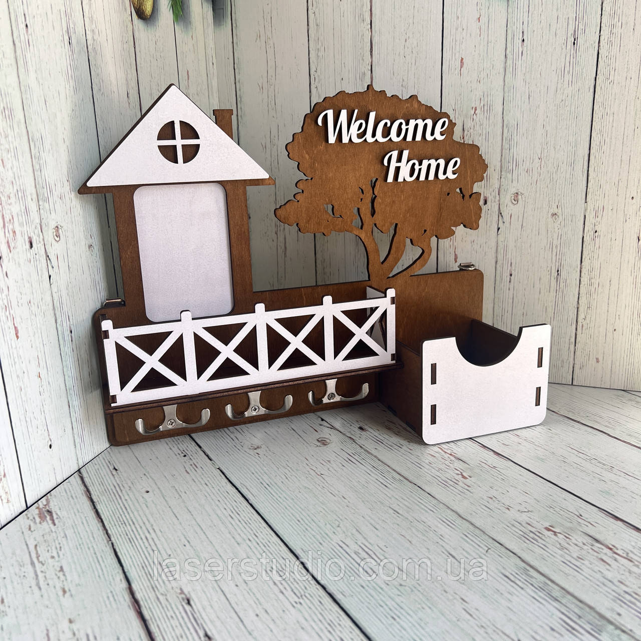 Дерев'яна настінна ключниця з індивідуальним написом та рамкою для фото, фото 1