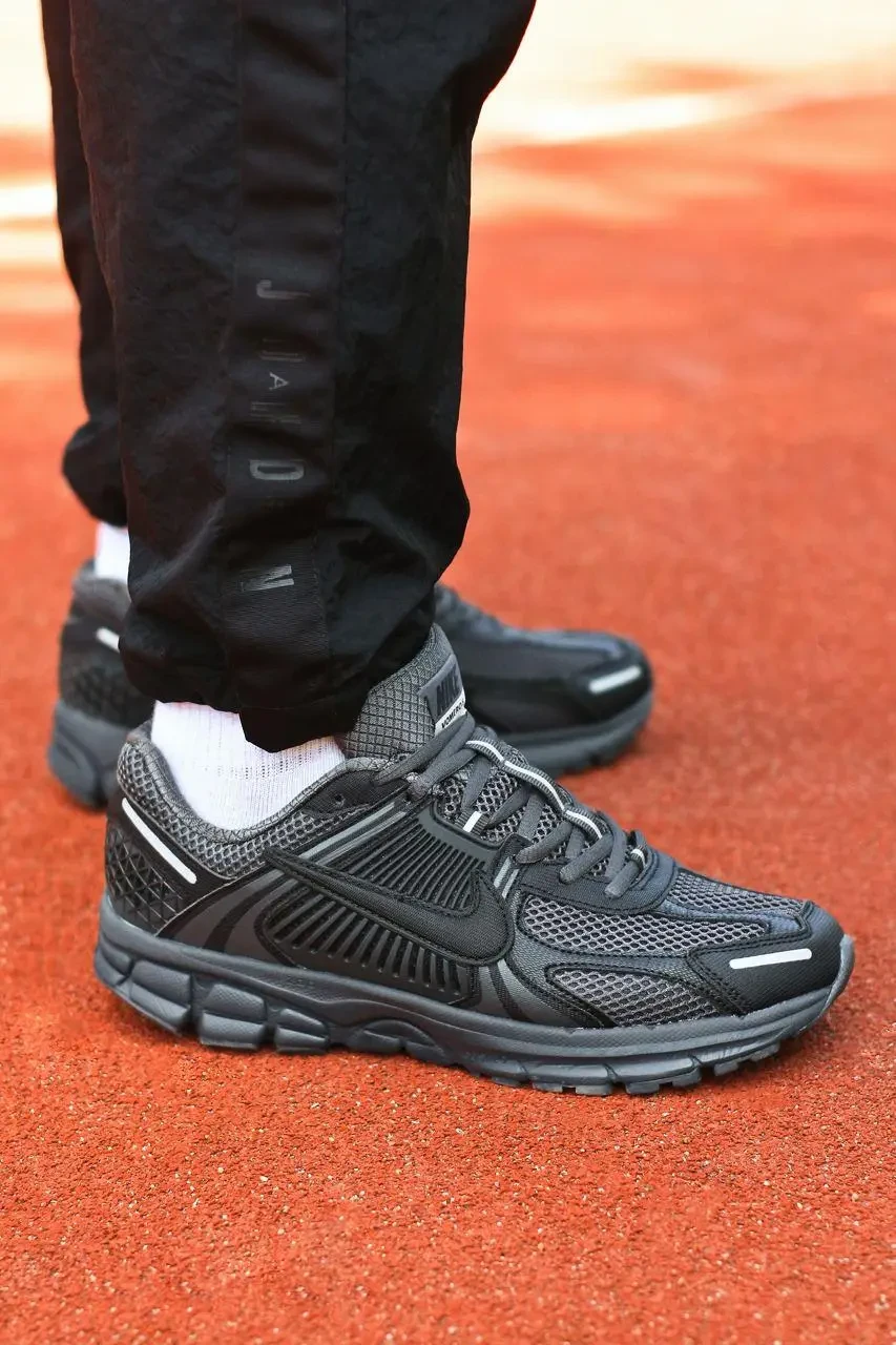 Чоловічі Кросівки Nike Zoom Vomero 5 темно сірі