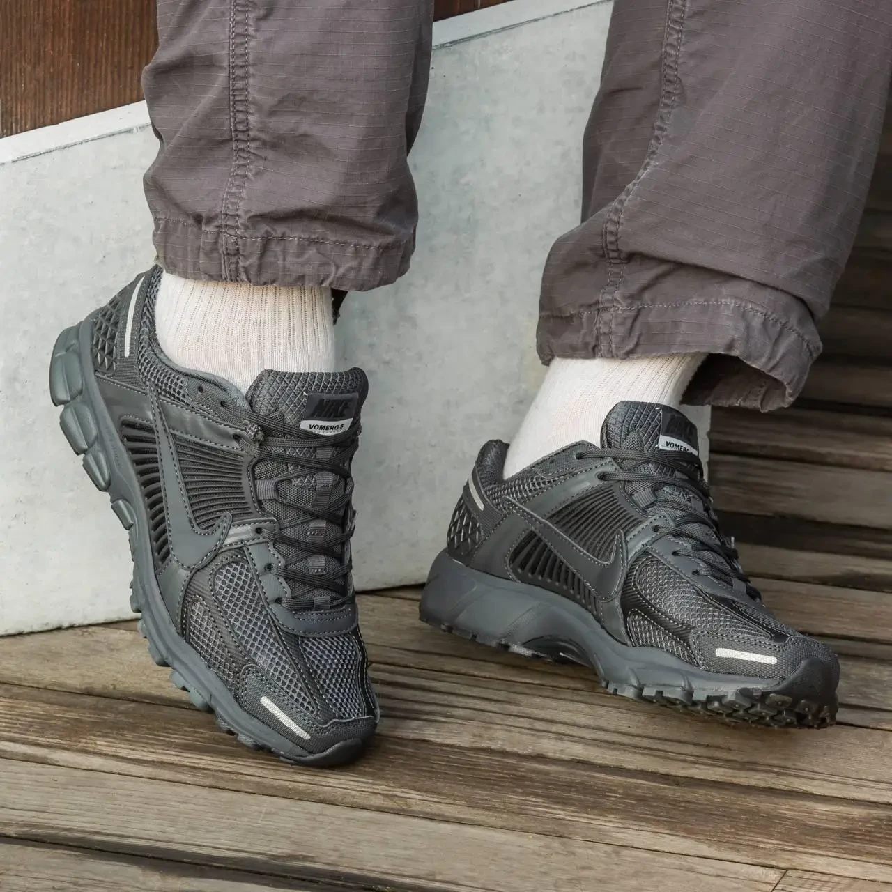 Чоловічі Кросівки Nike Zoom Vomero 5 темно сірі, фото 1