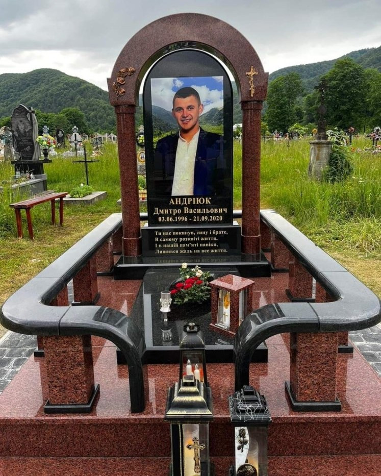 Пам'ятник із кольоровою фотографією та огорожею 1500*2500