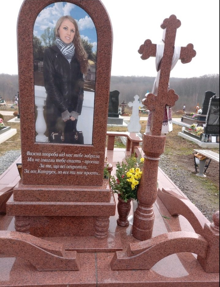 Пам'ятник із фотографією на склі "проміння сонця"