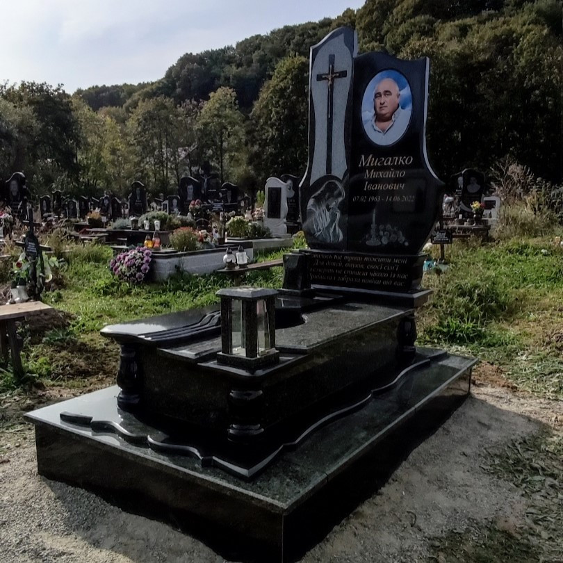 Пам'ятник із кольоровою фотографією на склі