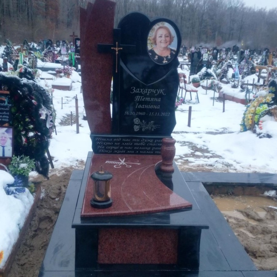 Пам'ятник із кольоровою фотографією на склі та квітником 1200*2200
