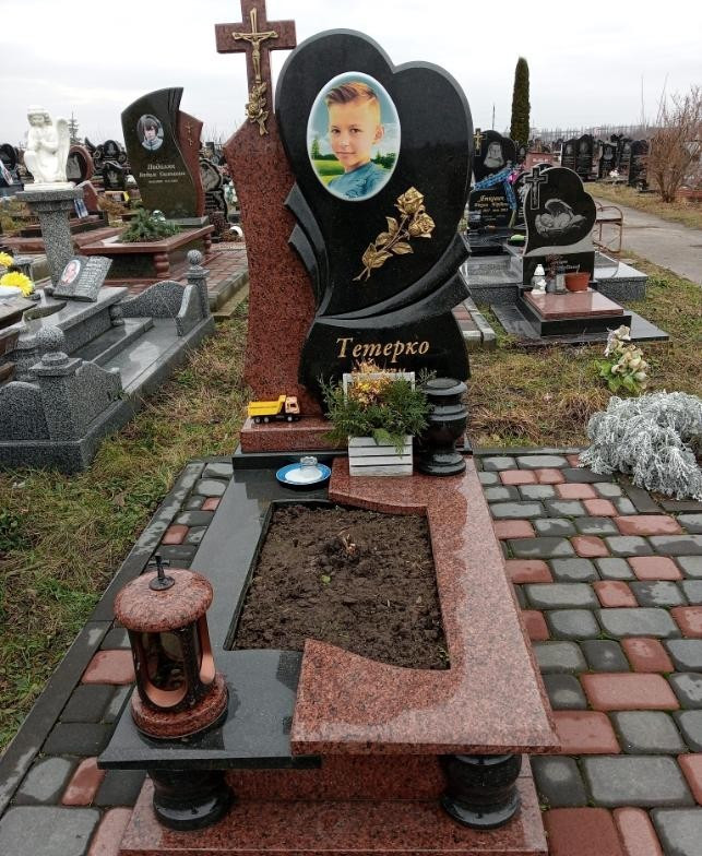 Пам'ятник із кольоровою фотографією для дитини