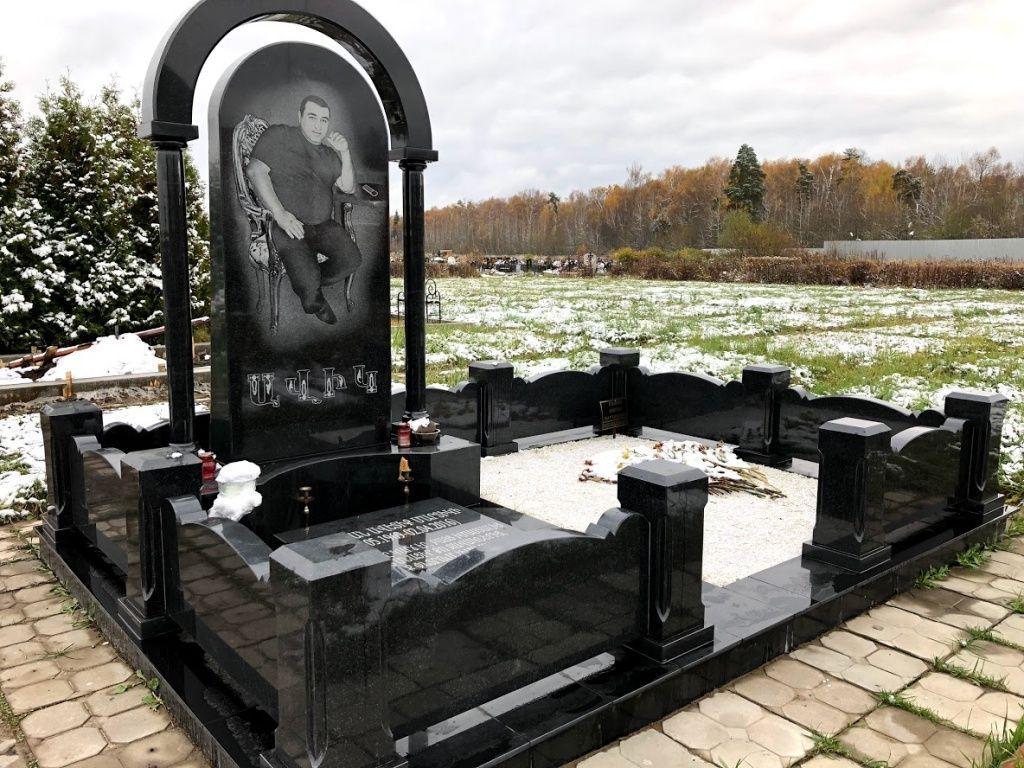 Пам'ятник з аркою із граніту 2500*3000