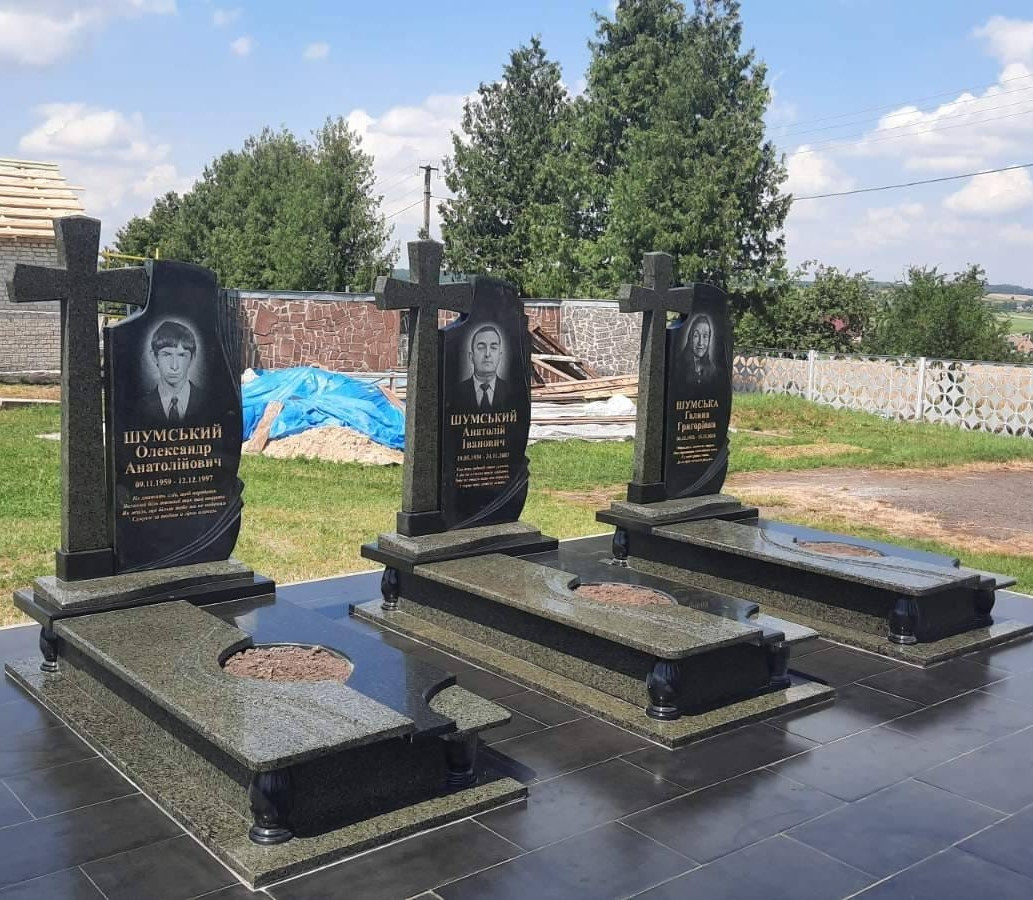 Пам'ятник меморі на трьох осіб з хрестом 3000*2000