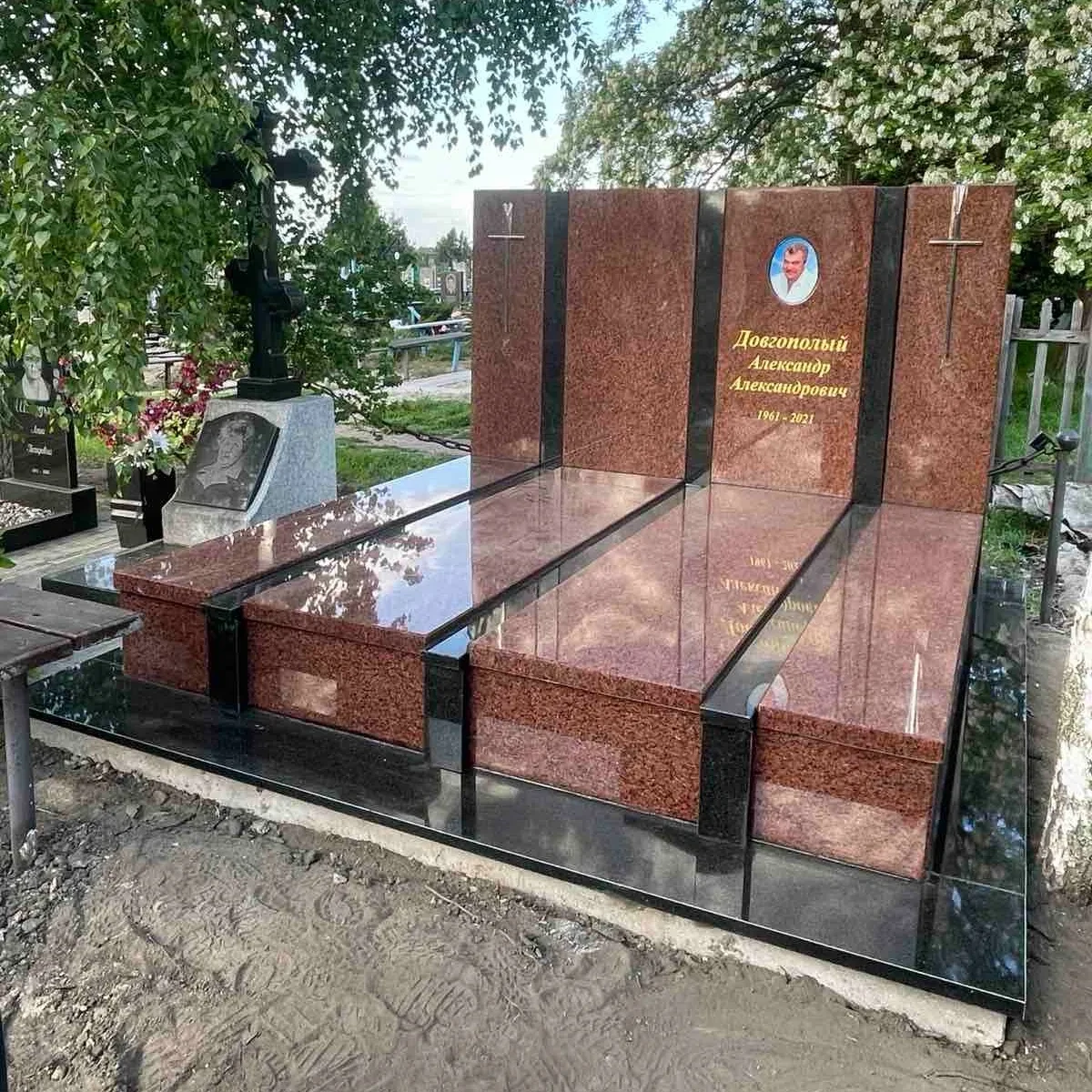 Європейский пам'ятник на двох із граніту лізник габро 2300*2500