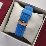 Блакитний жіночий наручний годинник Sbao із золотим корпусом і чорним циферблатом, на силіконовому ремінці, код - 2432, фото 3