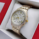 Жіночий золотистий наручний годинник Guess (Гес) зі світлим циферблатом, камінчики навколо, дата - код 2453а, фото 3