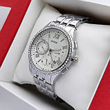 Жіночий наручний годинник Guess (Гес) сріблястого кольору, римські цифри, камінчики навколо, дата - код 2457а, фото 3