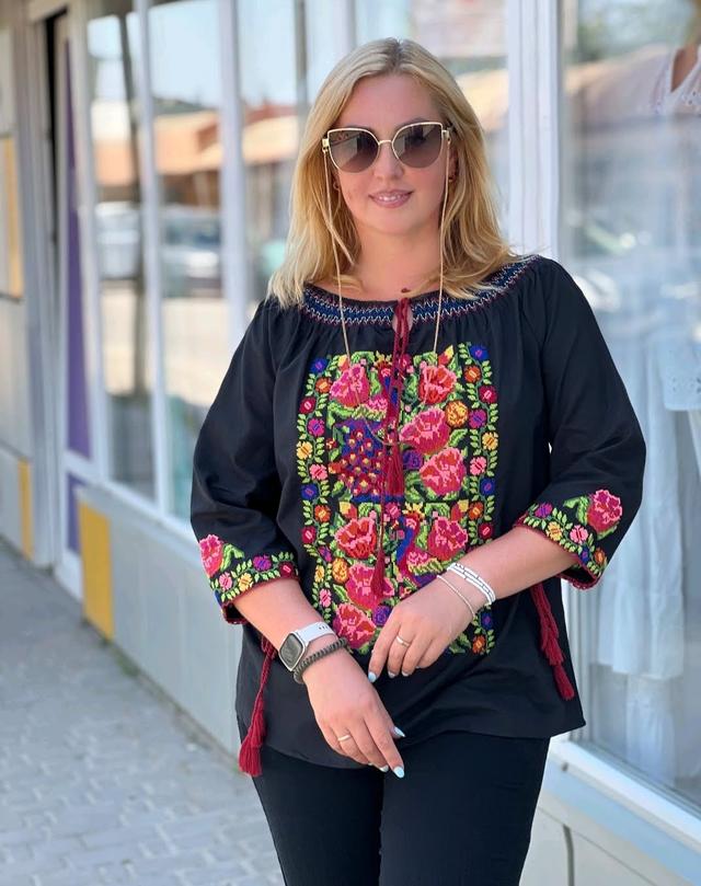 фотографія жіноча вишиванка чорного кольору