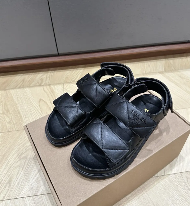 Жіночі чорні шкіряні сандалії Prada Padded на липучках сандалі