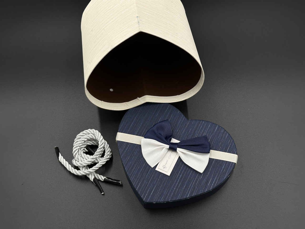 Коробка подарункова з ручками і бантиком. Серце. Колір синій-білий. 15х12х12см.