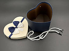 Коробка подарункова з ручками і бантиком. Серце. Колір білий-синій. 15х12х12см.